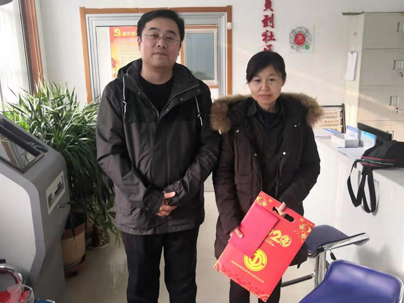 公司領(lǐng)導(dǎo)走訪、慰問(wèn)社區(qū)困難家庭